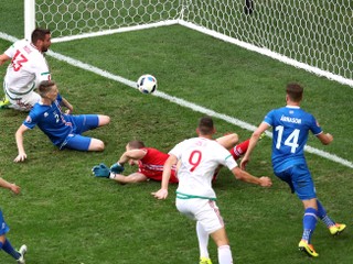 Maďari sa tešili zo zisku bodu po tom, ako si Birkir Sävarsson (s číslom 2) strelil v 88. minúte vlastný gól. 