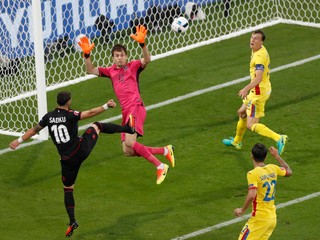 Armando Sadiku práve skóruje do siete Rumunov. Keďže ďalší gól už nepadol, mohli Albánci oslavovať historický triumf.