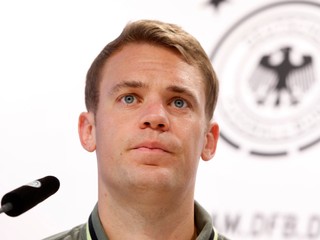 Neuer rozhodne nepatrí medzi typy hráčov, ktorí majú aj namiesto hlavy futbalovú loptu.