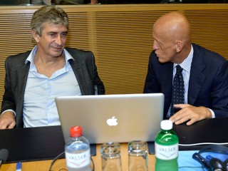 Holohlavý taliansky ex-arbiter v družnej debate s Manuelom Pellegrinim.