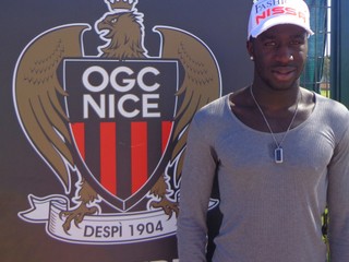 Medzi "namočenými" je aj stopér miestneho OGC Nice Kevin Gómis.