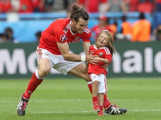 Gareth Bale so svojou dcérkou oslavovali postup Walesu.