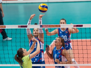 Naše reprezentantky (v modrom) boli v oboch zápasoch proti Slovinkám lepšie.