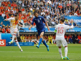 Obhajcovia zo Španielska končia už v osemfinále, s Talianmi prehrali 0:2