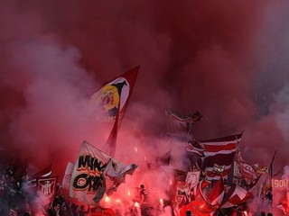 Jeho fanúšikovia zadymili štadión. Bayern dostal pokutu