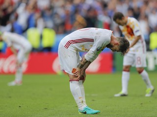Sergio Ramos smúti po vypadnutí Španielska na majstrovstvách Európy.