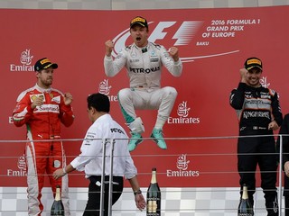 Nico Rosberg (v strede) túži po ďalšom víťazstve.