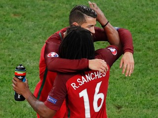 Supertalent a autor portugalského gólu Renato Sanches oslavuje svoj zásah s najväčšou hviezdou Cristianom Ronaldom.