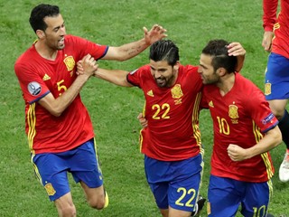 Nolito (v strede) v drese španielskej reprezentácie.