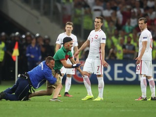Na hraciu plochu počas zápasu prenikol fanúšik Portugalska.