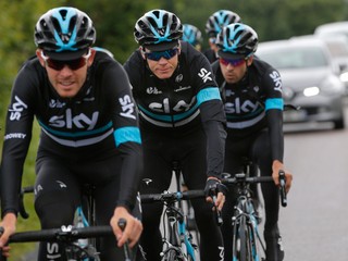 Chris Froome (druhý zľava) je najväčším favoritom. Opäť sa bude spoliehať na pomoc svojich tímových kolegov.