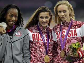 Anna Čičerovová (v strede) získala v Londýne zlatú medailu.