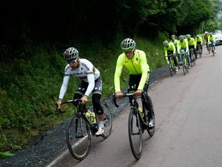 Peter Sagan (vľavo) bude na Tour de France kapitánom tímu spolu s Albertom Contadorom (vpravo).
