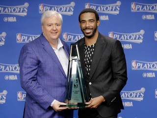 Mike Conley (vpravo) získal v tejto sezóne trofej Joea Dumarsa pre najférovejšieho hráča.
