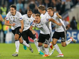 Nemeckí futbalisti oslavujú postup do semifinále ME.
