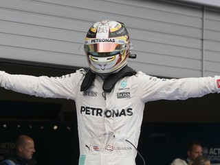 Hamilton si vyslúžil bučanie.