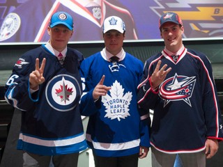 Na snímke zľava Fín Patrik Laine v drese Winnipeg Jets, Auston Matthews v drese Toronta a Pierre-Luc Dubois v drese Columbus Blue Jackets  po vstupnom drafte zámorskej hokejovej NHL v Buffale 24. júna 2016.
