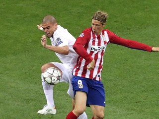 Fernando Torres (vpravo) si bude aj naďalej obliekať dres Atlética Madrid.