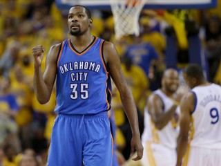 Kevin Durant (vľavo) si naposledy obliekal dres Oklahomy.