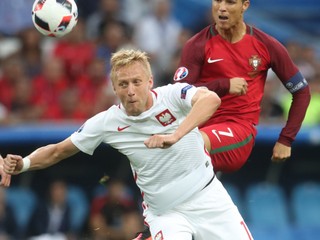 Kamil Glik (vľavo) a Cristiano Ronaldo.
