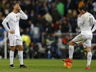 Cristiano Ronaldo (vľavo) alebo Gareth Bale (vpravo). Dve najväčšie hviezdy majú v Reale nachystané nové zmluvy.