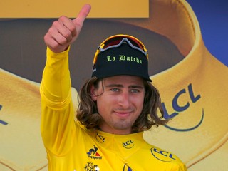 Historický moment. Peter Sagan si obliekol na Tour de France žltý dres pre lídra pretekov.