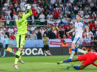 Tomáš Hubočan (v bielom) si obliekol dres Slovenska aj na majstrovstvách Európy vo Francúzsku.