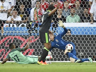 Portugalsko dalo dva góly za tri minúty a je prvým finalistom