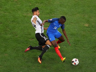 Nemec Emre Can a Francúz Blaise Matuidi v súboji o loptu.