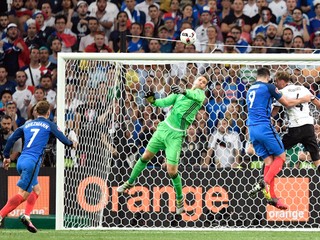 Nemecký brankár Manuel Neuer len vyráža loptu pred seba a Antoine Griezmann strieľa druhý gól Francúzska v semifinále majstrovstiev Európy vo futbale.