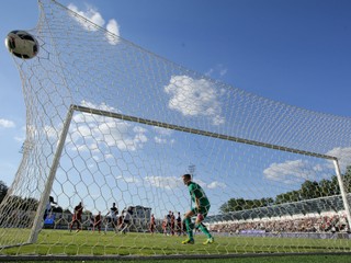 Futbalisti Admiry strieľajú druhý gól do siete Myjavy.