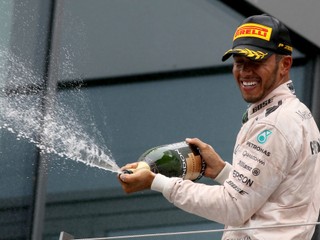 Ak znovu príde ku kontaktu jazdcov Mercedesu, tím ich potrestá