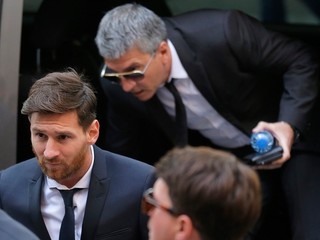 Lionel Messi (vľavo) neprežíva najjednoduchšie obdobie.