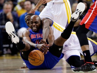 Anthony Tolliver (v modrom) bojuje o loptu.