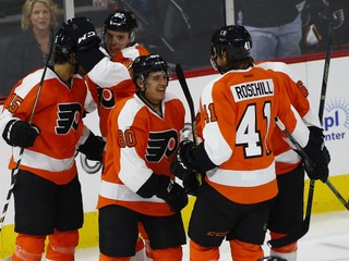 Rus Medvedev (druhý zľava) sa rozhodol pre návrat do KHL.