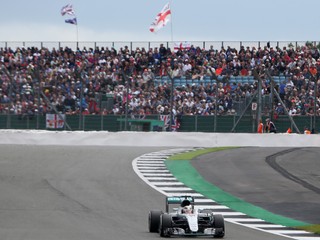 Vyhral ju tretí raz za sebou. Hamilton opäť ovládol domácu veľkú cenu