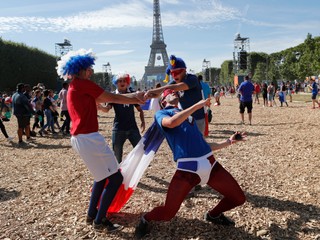 Fanúšikovia sa skvelo zabávajú vo fanzóne pred Eiffelovou vežou v Paríži.