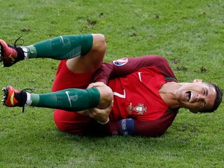 Cristiano Ronaldo sa po zákroku zvíjal v bolestiach.