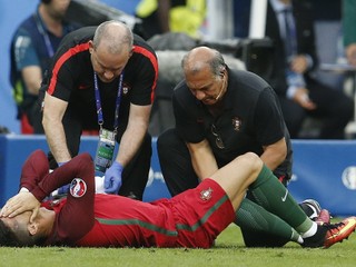 Ronaldo plakal, finále nedohral. Museli ho odniesť na nosidlách