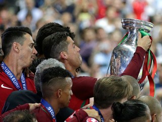 Cristiano Ronaldo dvíha nad hlavu majstrovskú trofej.