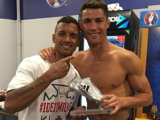 Ronaldo (vpravo) dal svojmu kolegovi z reprezentácie nezvyčajný darček.