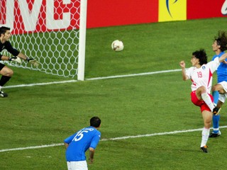 Ahn-jung Hwan (číslo 19) strieľa víťazný gól Južnej Kórei.