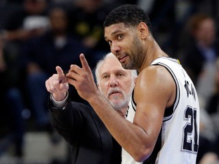Tim Duncan si už dres San Antonia neoblečie. Jeho dlhoročný tréner Gregg Popovich (v pozadí) však naňho nedá dopustiť.