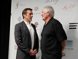 Generálny manažér nového tímu George McPhee (vľavo) komunikuje s majiteľom Billom Foleyom.