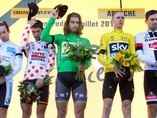 Peter Sagan (uprostred) v zelenom drese na pódiu po piatkovej časovke.