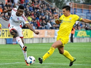 Samuel Kalu Ojim z Trenčína (vľavo) a Vernon De Marco z Michaloviec.