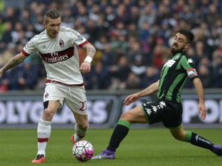 Hráč Sassuola Francresco Magnanelli v súboji o loptu s Jurajom Kuckom z AC Miláno.