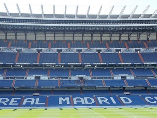 Futbalový svätostánok. Santiago Bernabéu z trávnika.