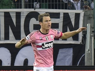 Stephan Lichtsteiner oslavuje gól do siete Borussie Mönchengladbach.