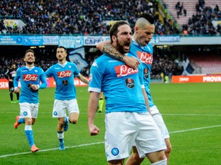 Gonzalo Higuain (vľavo) oslavuje svoj gól s kapitánom Marekom Hamšíkom.